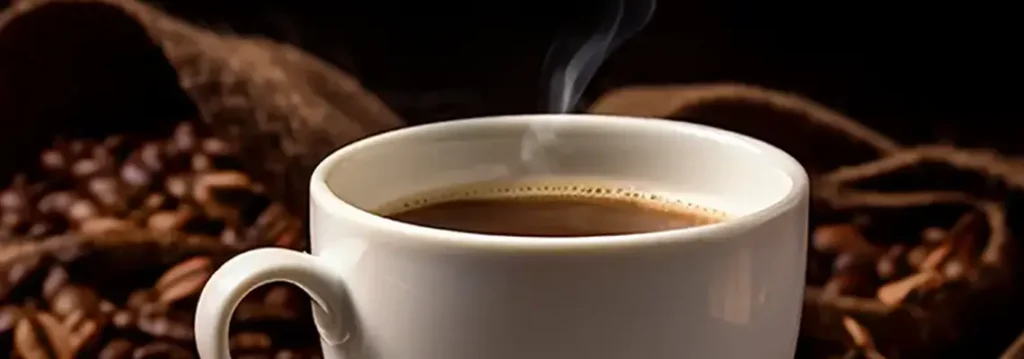 une tasse à café fumante contenant du café arabica